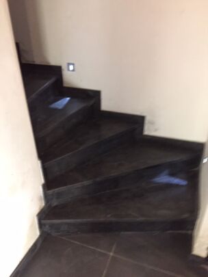 Betontrap met blauwe steen