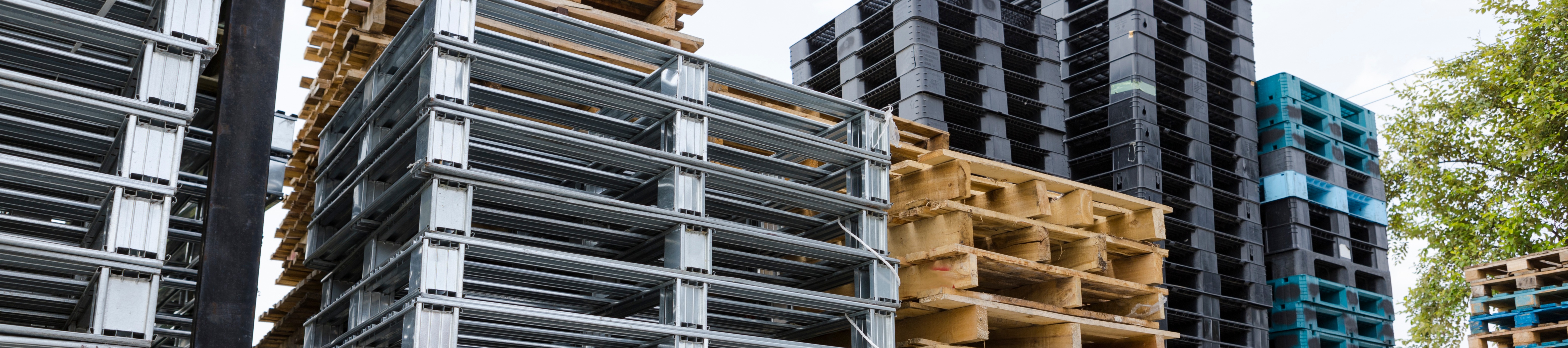 Houten pallet vs. een kunststof pallet: de verschillen op een rijtje