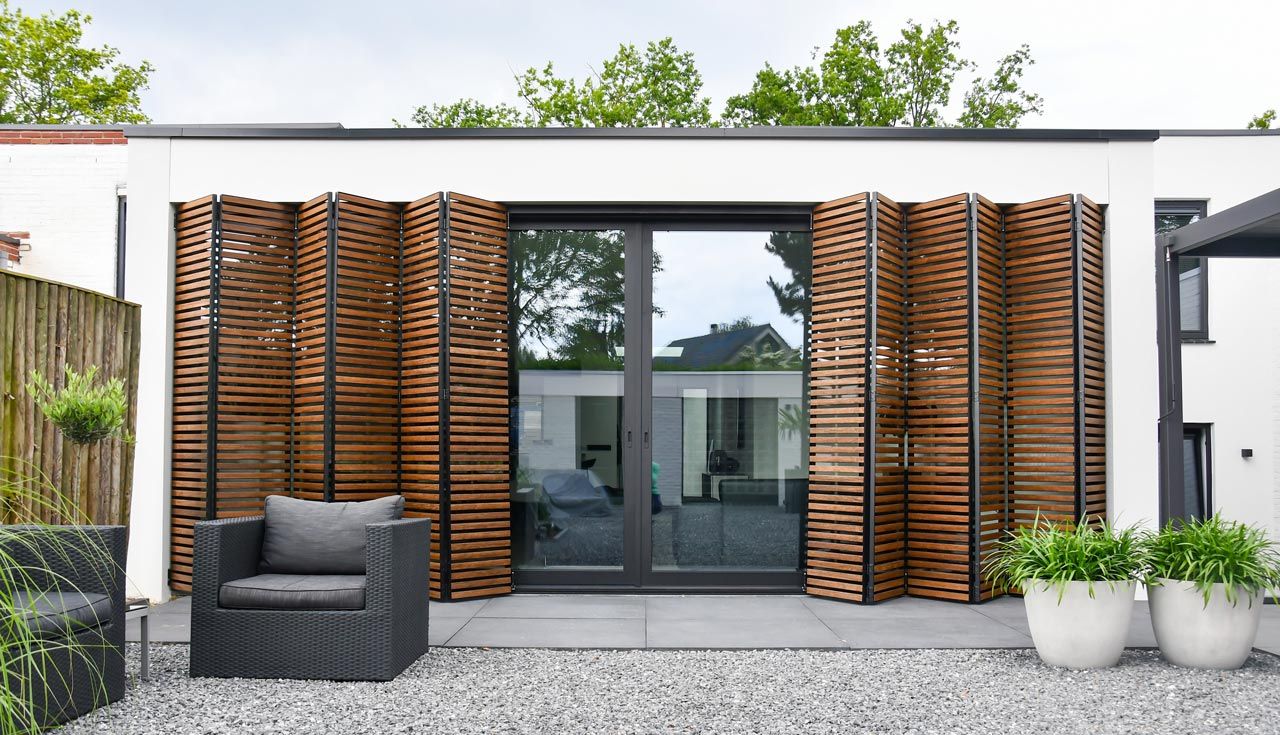 Zonlicht met karakter: houten zonwering verovert de gevel