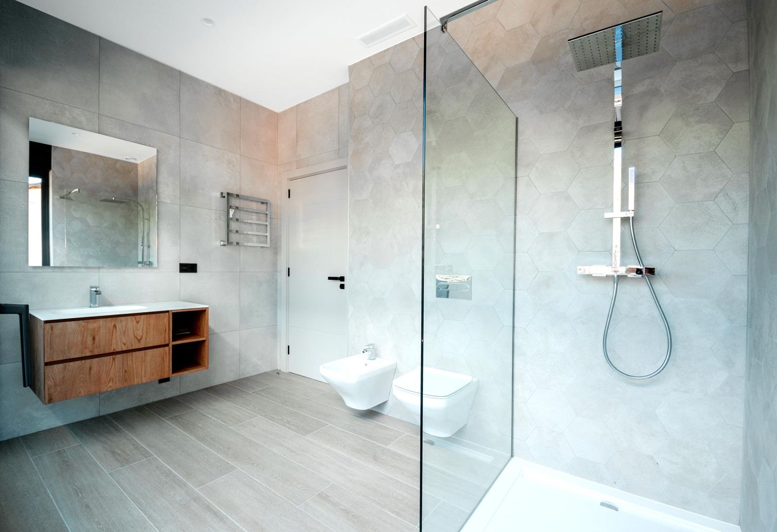 Glazen douchewanden: de kunst van ruimtelijkheid in jouw badkamer