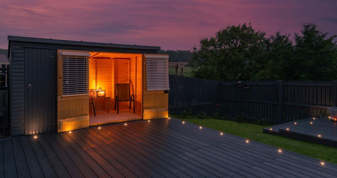 Zo bouw je een sfeervolle buitenruimte op met licht van onder en langs de muur