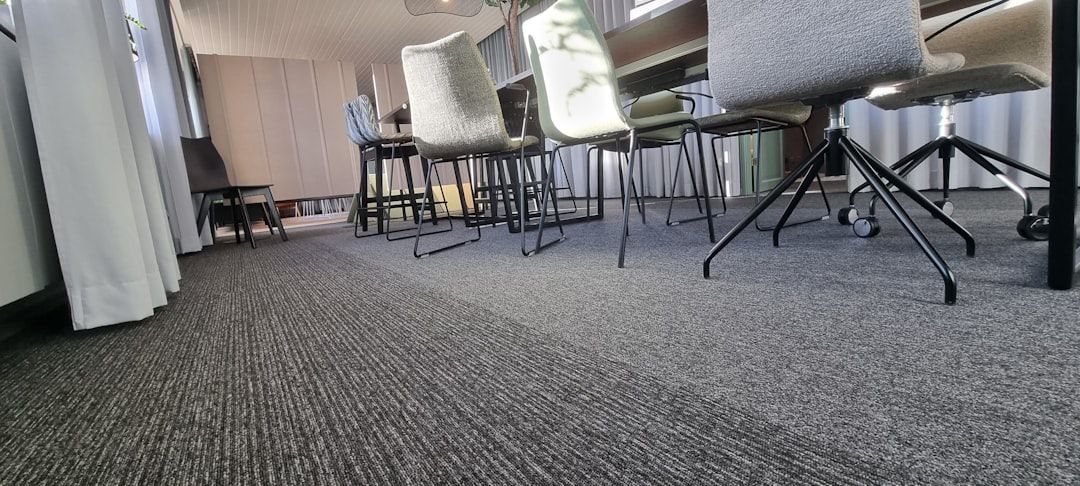 Tapijttegels in het moderne interieur: comfort, akoestiek en onderhoud