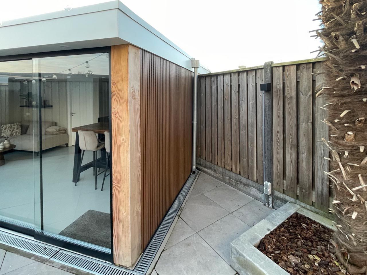 Composiet gevelbekleding op de gevel van een tuinkamer.