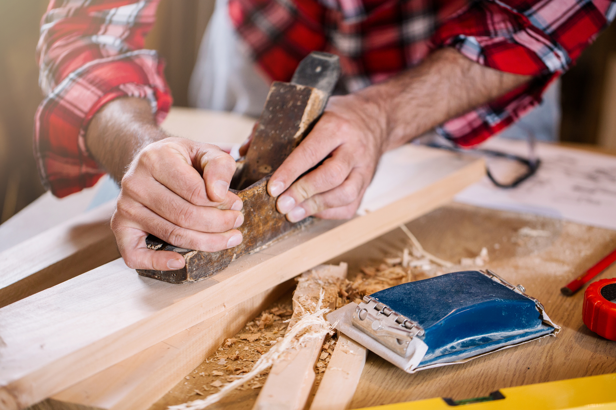 Duurder maar ook beter: een vakman inschakelen of het zelf doen?
