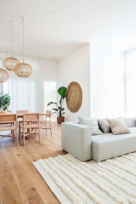 leefruimte met inbouwspotjes en hanglampen