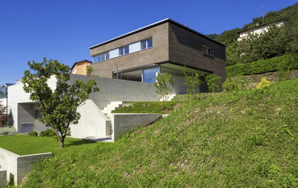 Op een hellend terrein bouwen