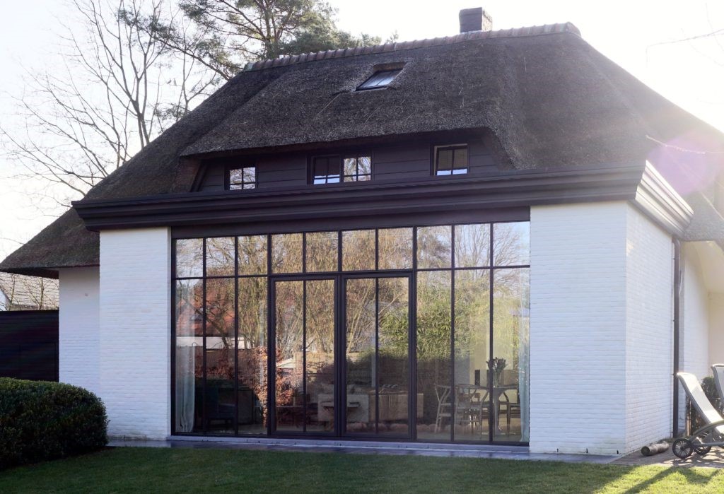 Stalen veranda in witte gevel
