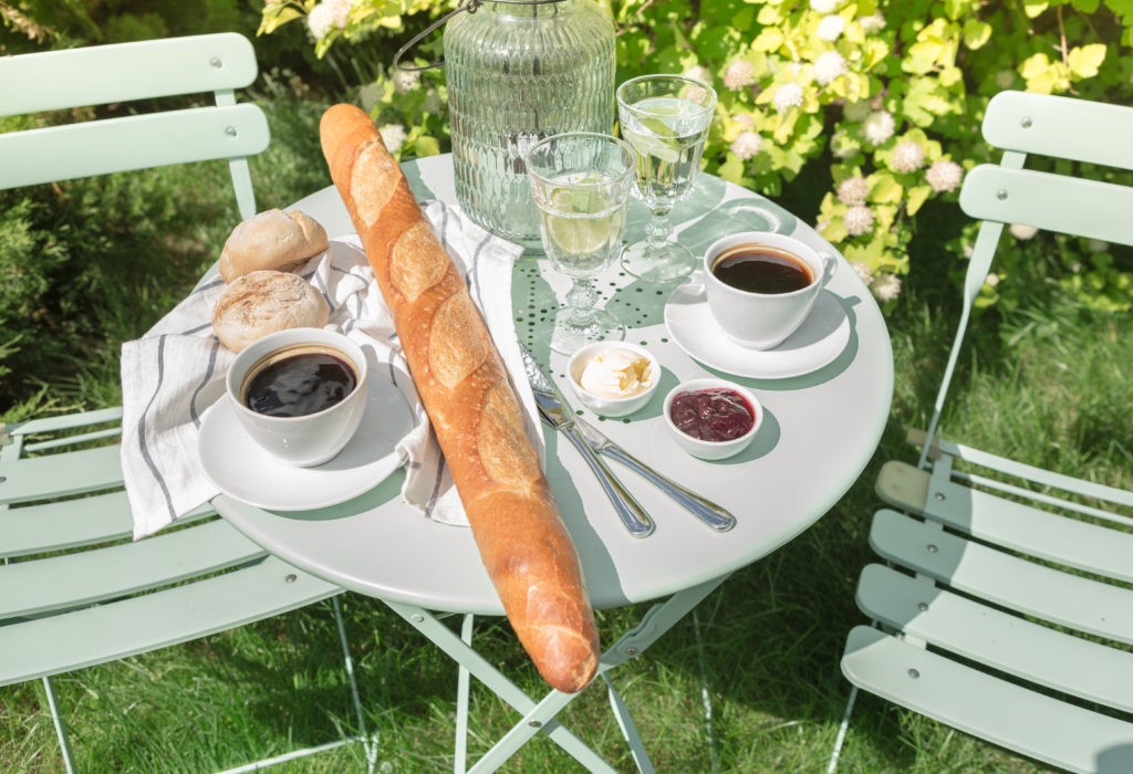 metalen tuinmeubelen groen met ontbijt op