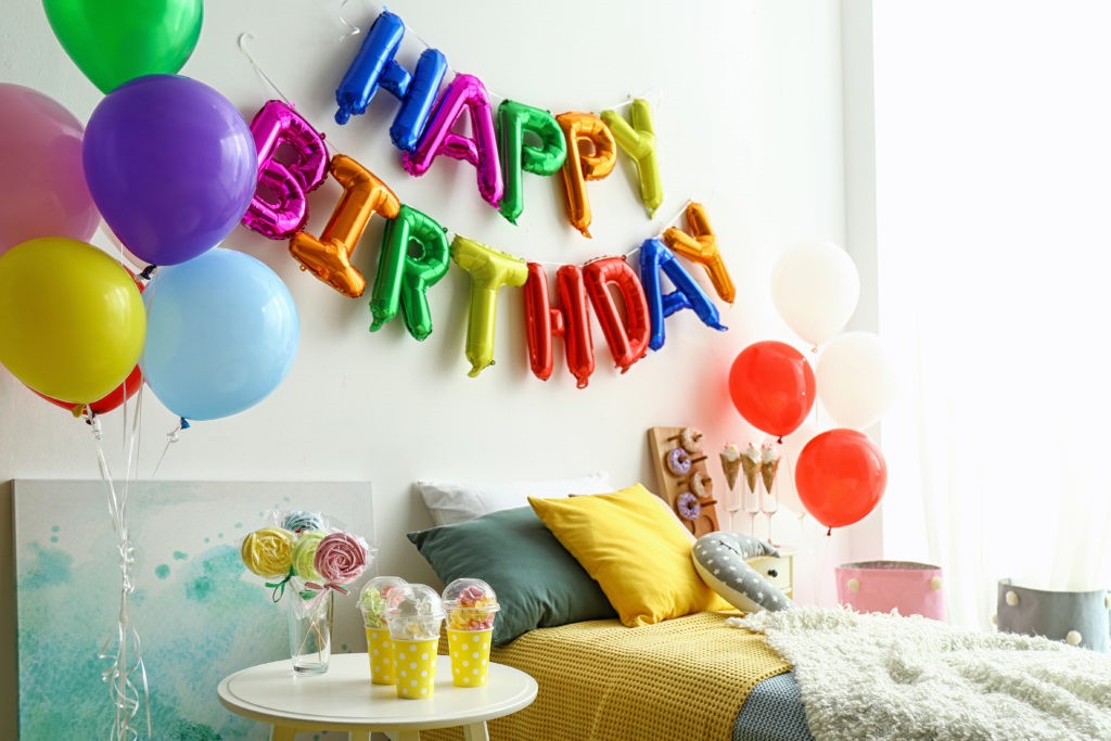 slingers, ballonnen, kleurrijke slaapkamer