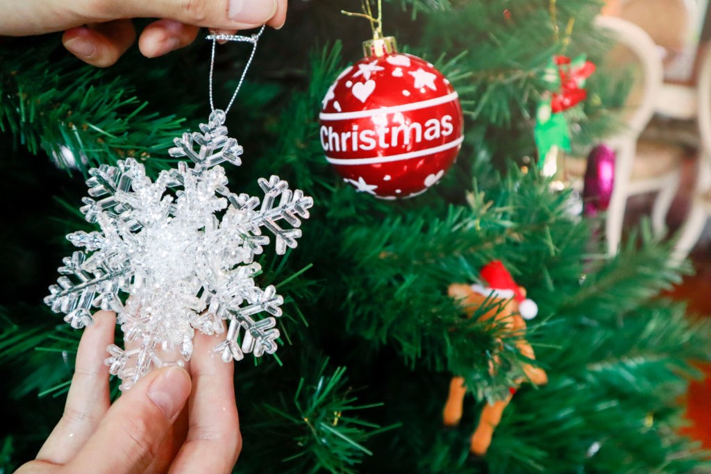 ornamenten in kerstboom hangen