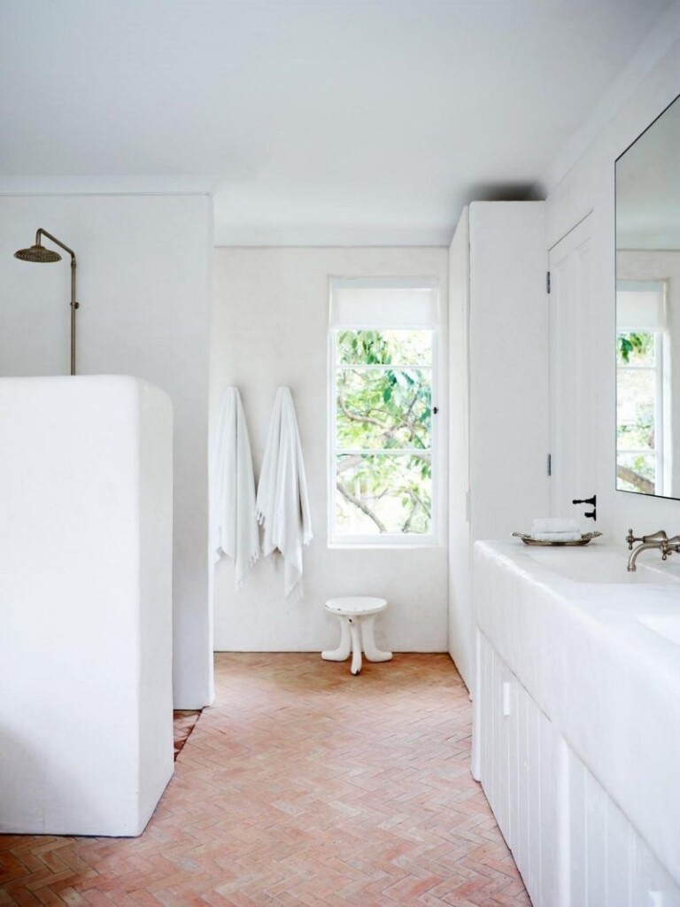 witte badkamer met terracotta tegels